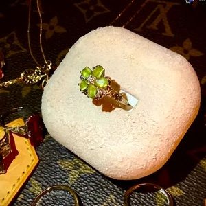 14k PERIDOT AND DIAMOND FLOWER RING. GREAT RING FOR AN AUGUST BABY💚